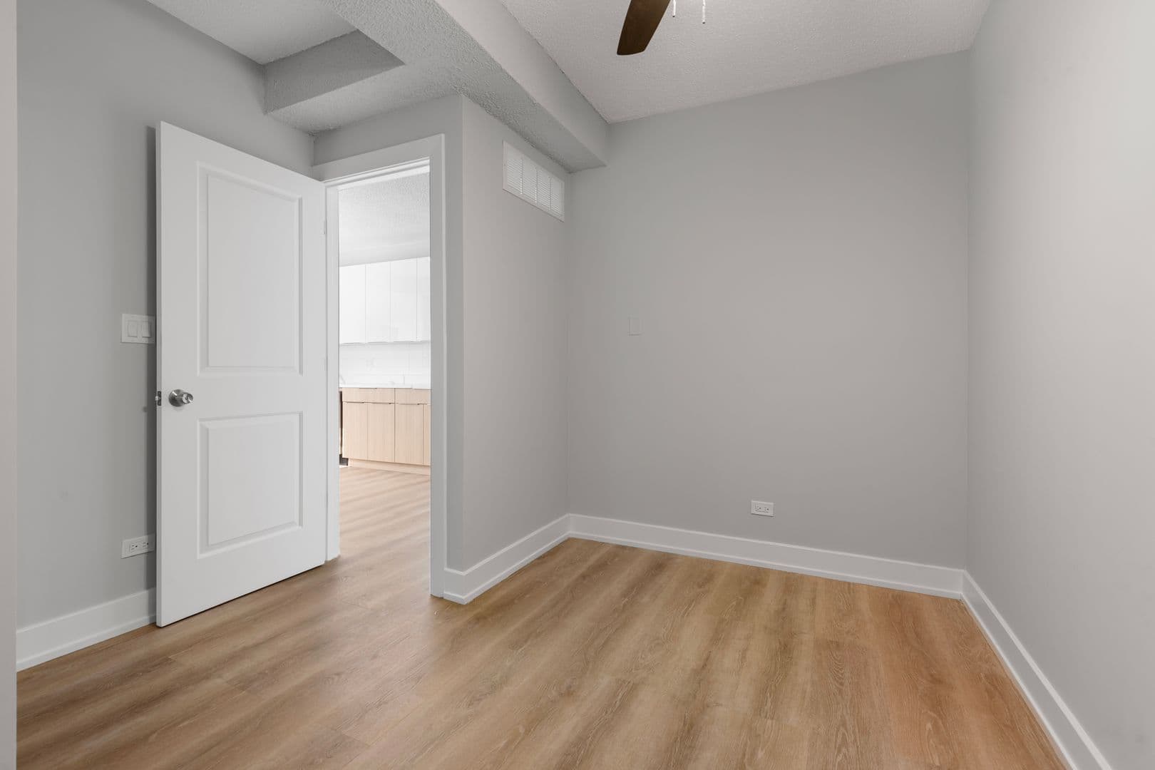 Chicago Apartment: 6026 N Winthrop