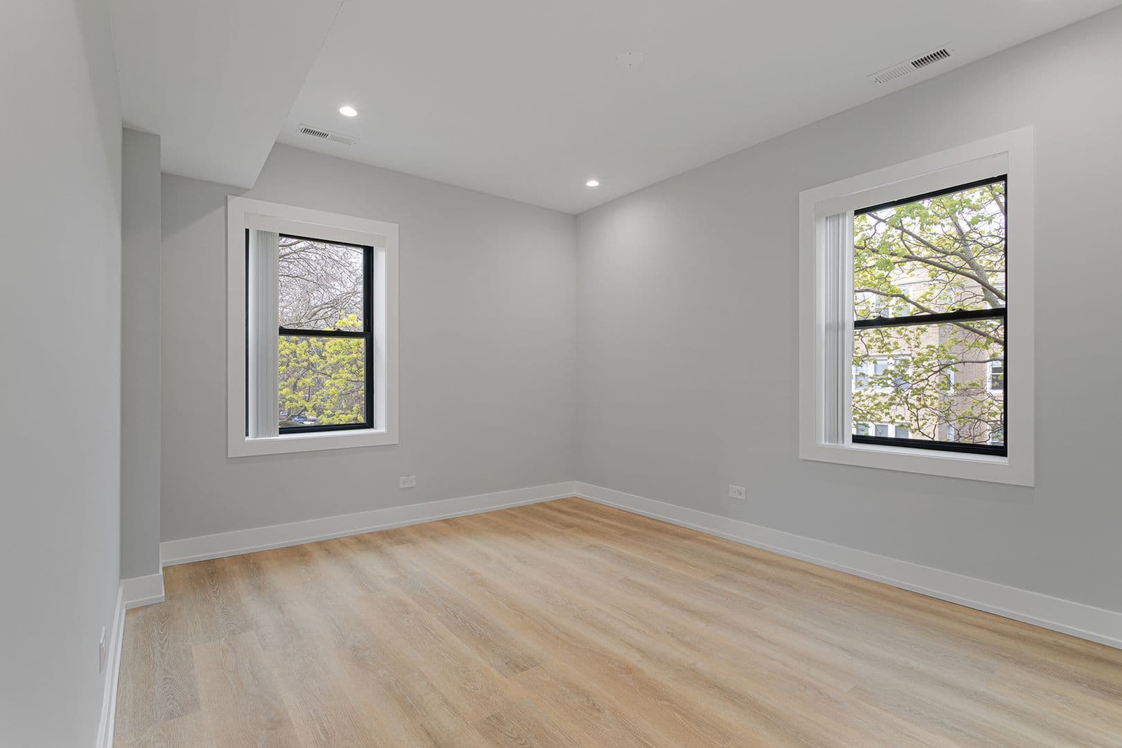 Chicago Apartment: 1548-1558.5 W Juneway
