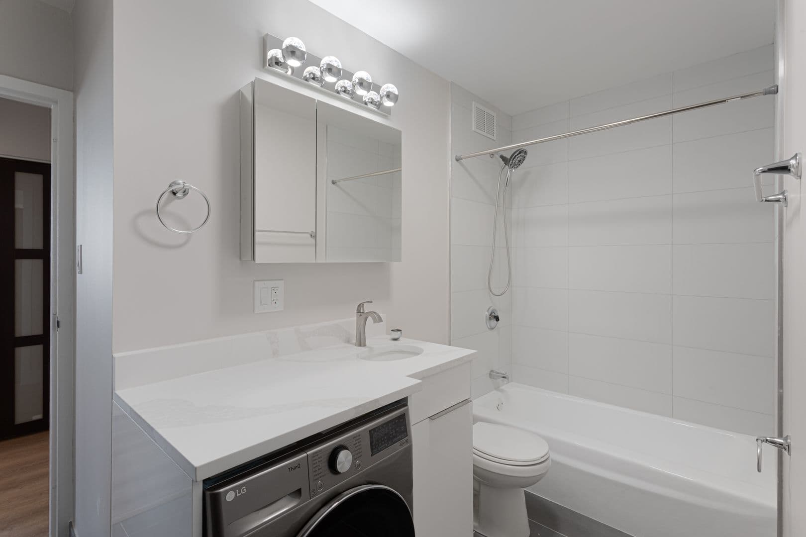 Chicago Apartment: 6166 N Sheridan Rd