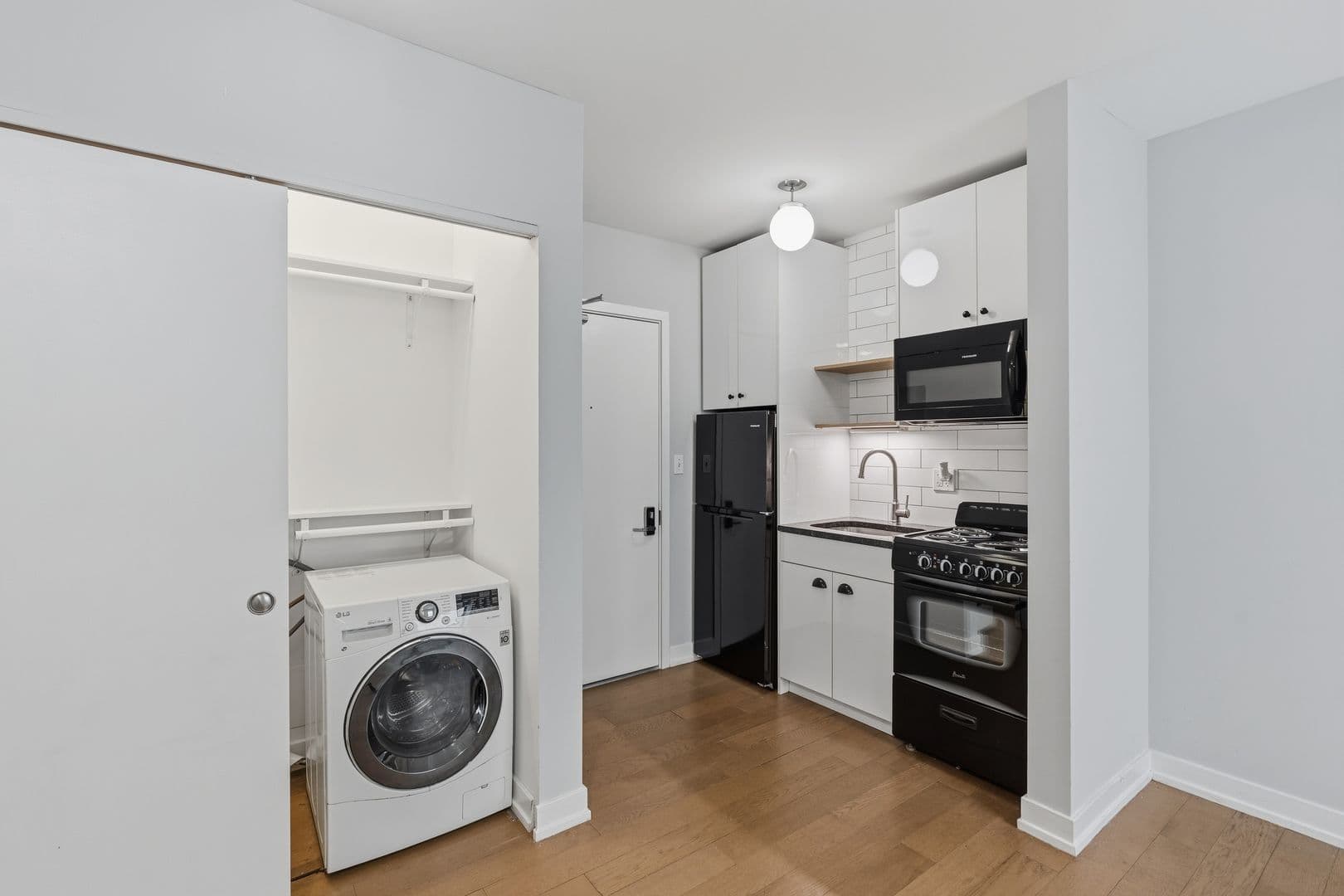 Chicago Apartment: 6019 N Winthrop Avenue