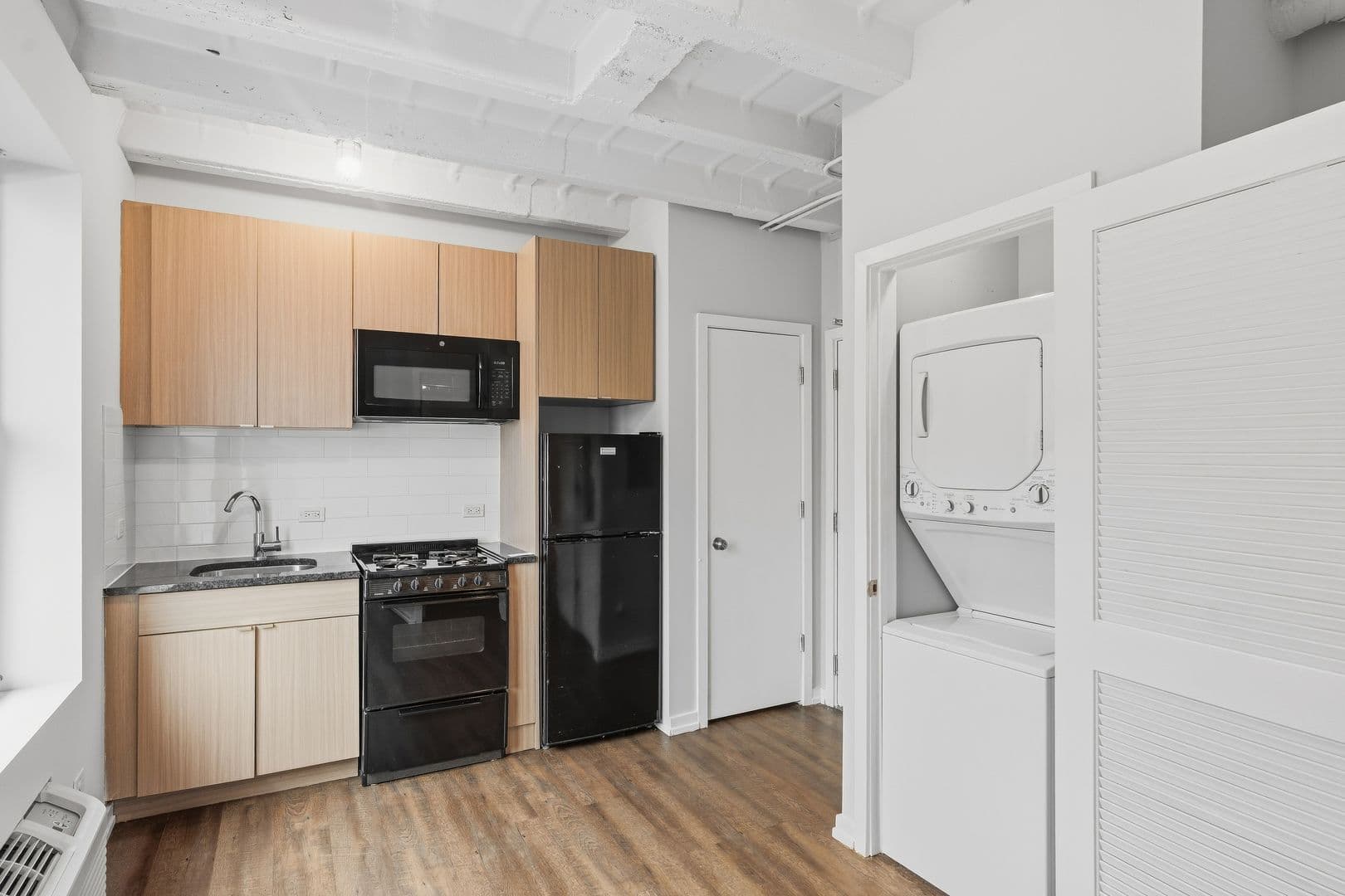 Chicago Apartment: 5718 N Winthrop Avenue