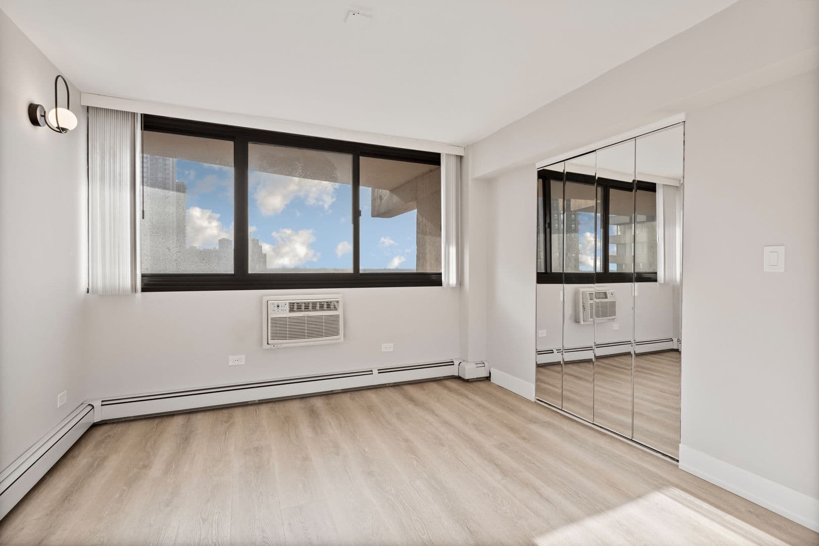 Chicago Apartment: 6166 N Sheridan Rd