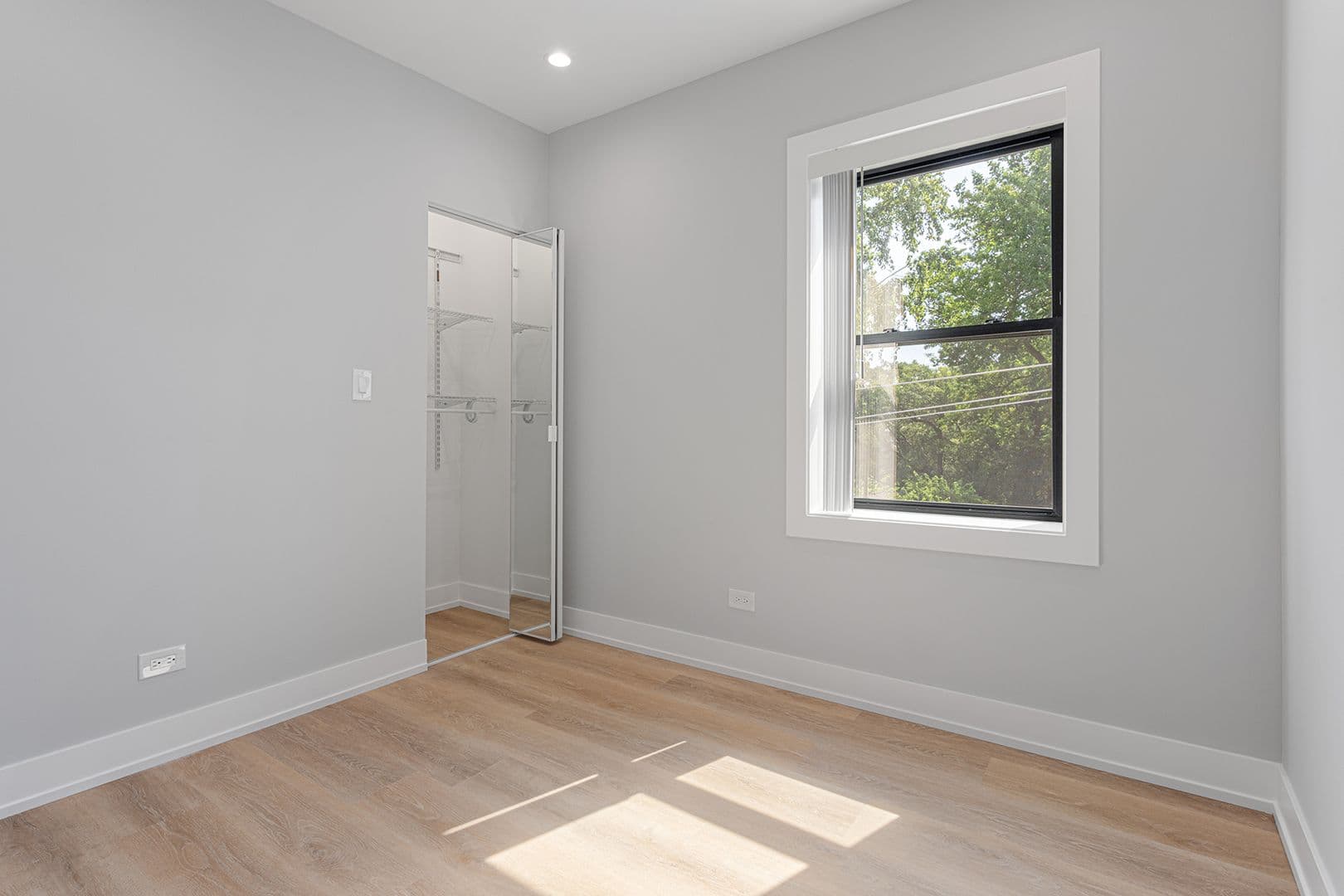 Chicago Apartment: 1548-1558.5 W Juneway