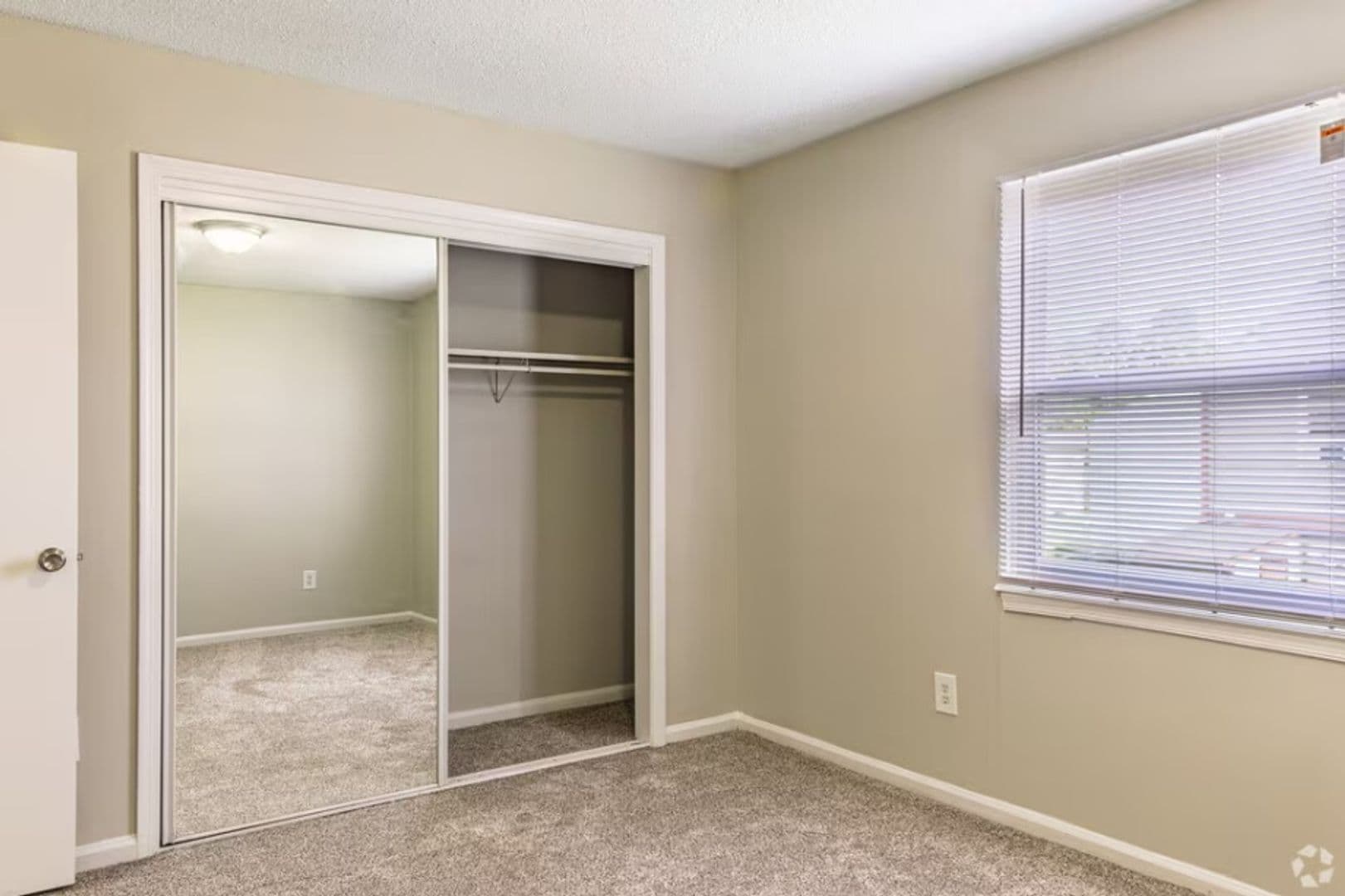 Lexington Apartment: 812 Fairview Dr
