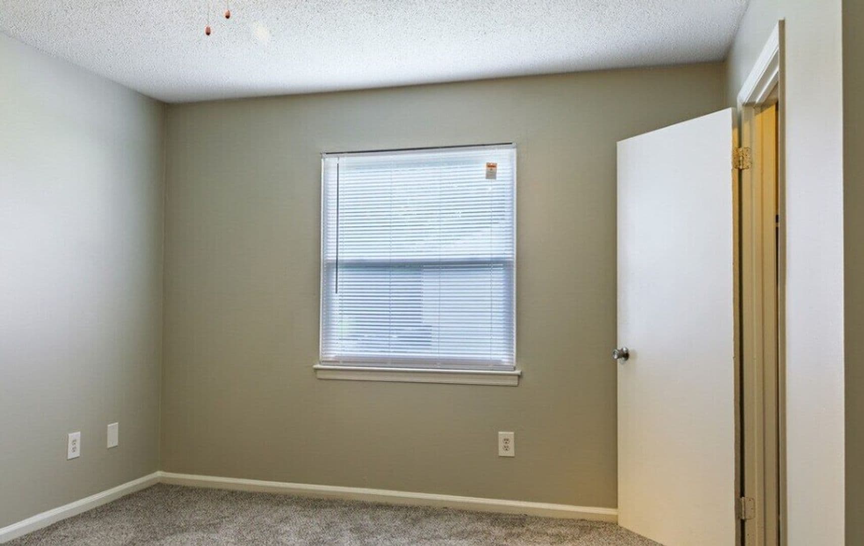 Lexington Apartment: 812 Fairview Dr
