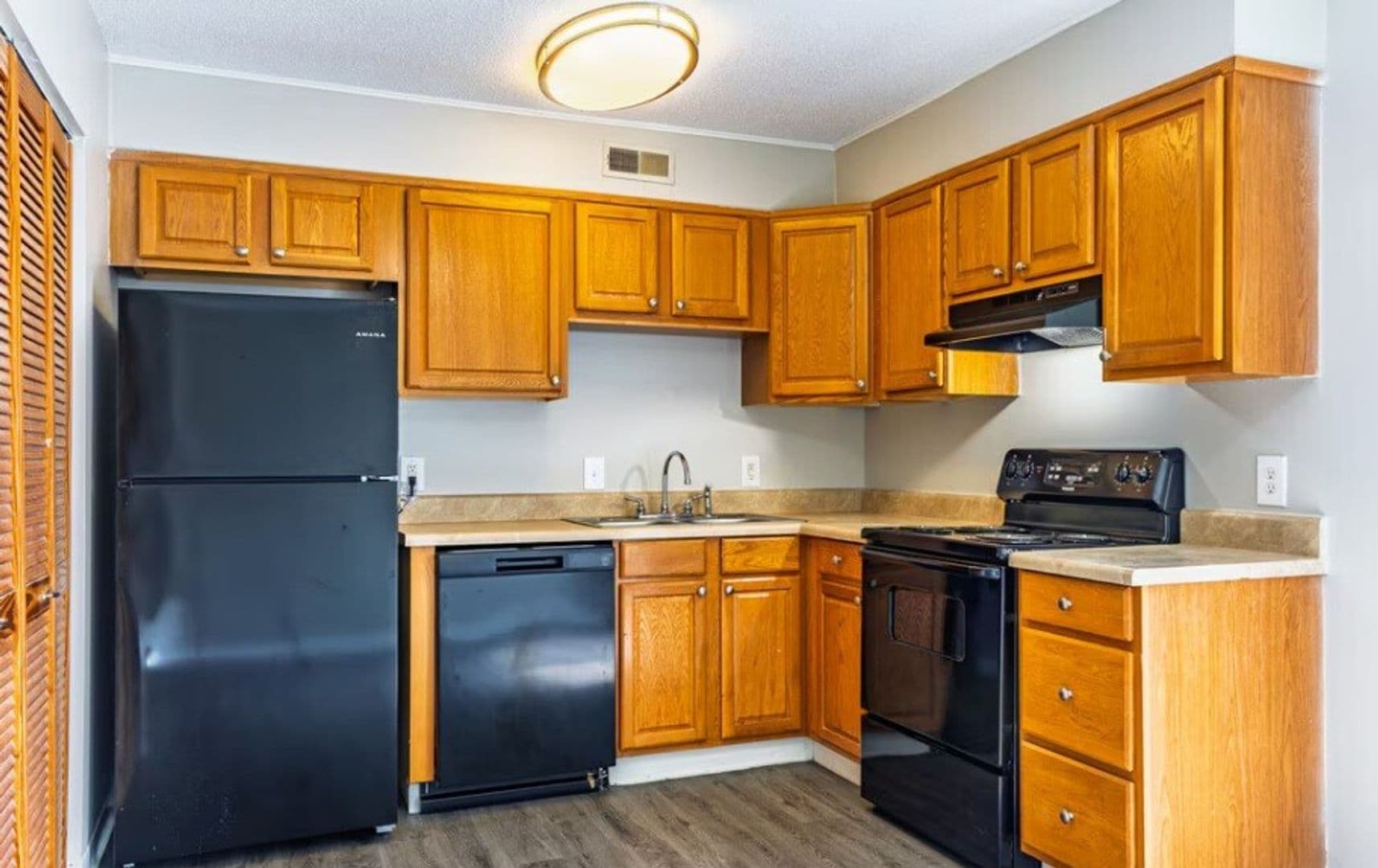 Lexington Apartment: 812 Fairview Dr