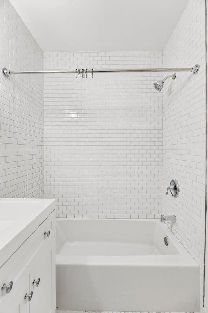 Ardmore Apartment: 170 Lakeside Rd