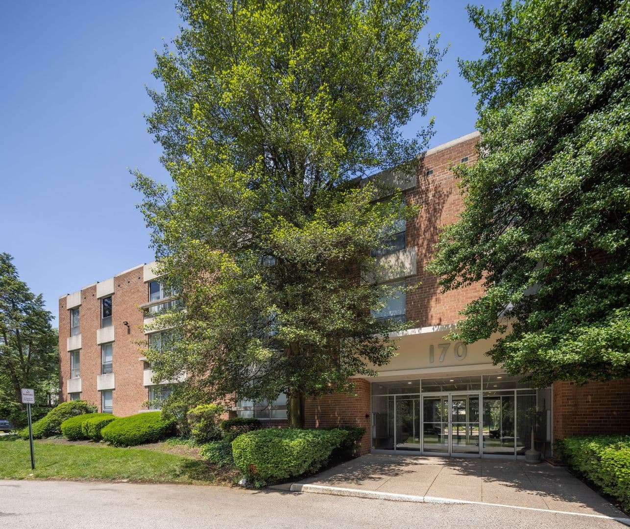 Ardmore Apartment: 170 Lakeside Rd