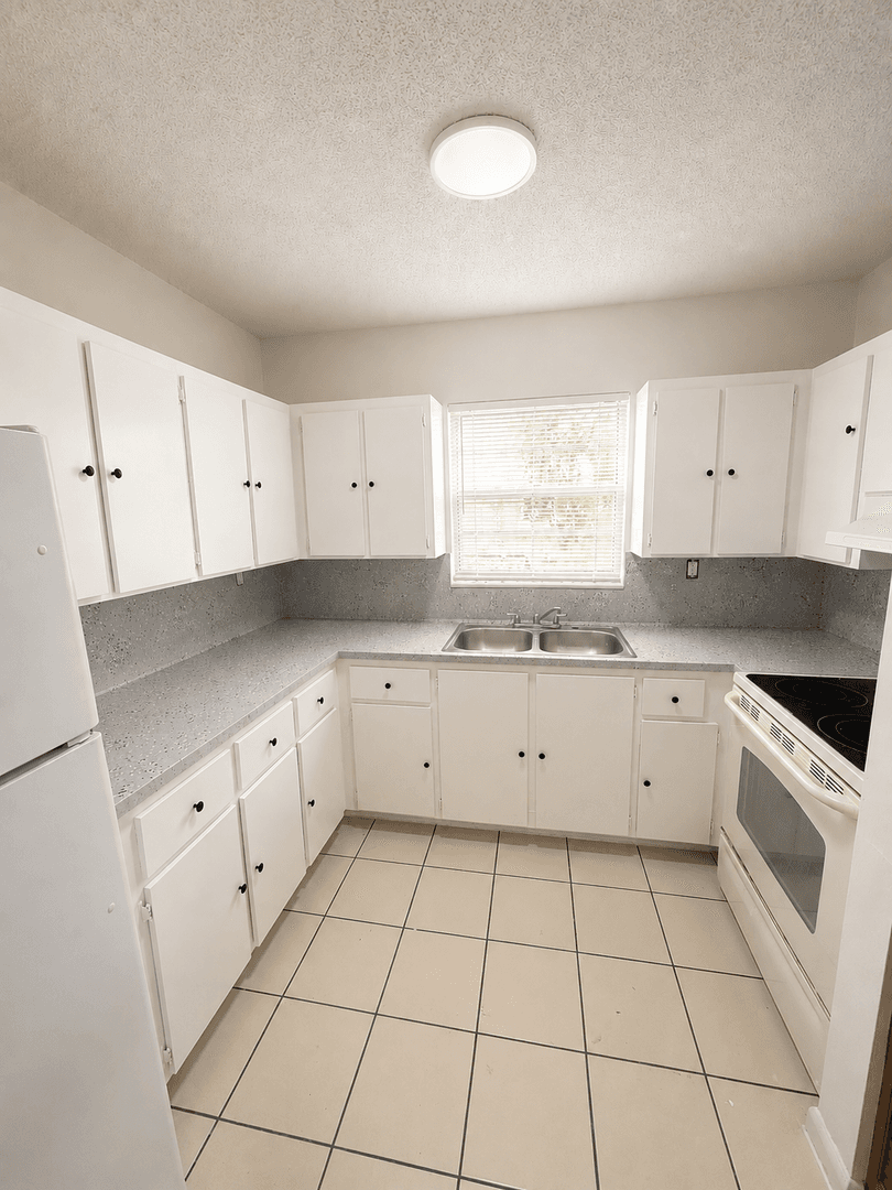 Hialeah Apartment: 1465 W 41 Street