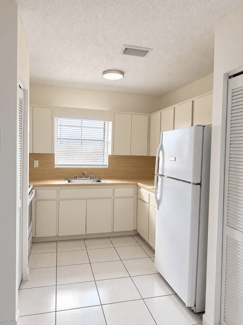 Hialeah Apartment: 1465 W 41 Street