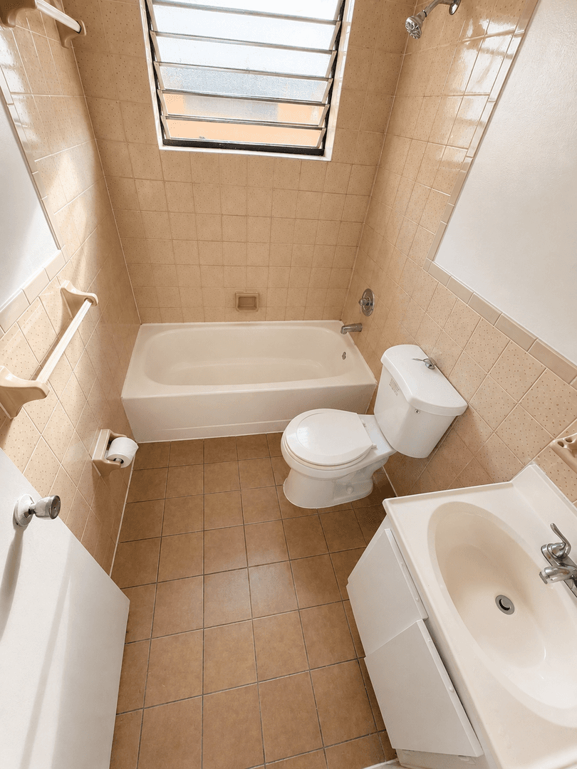 Hialeah Apartment: 1465 W 41 Street