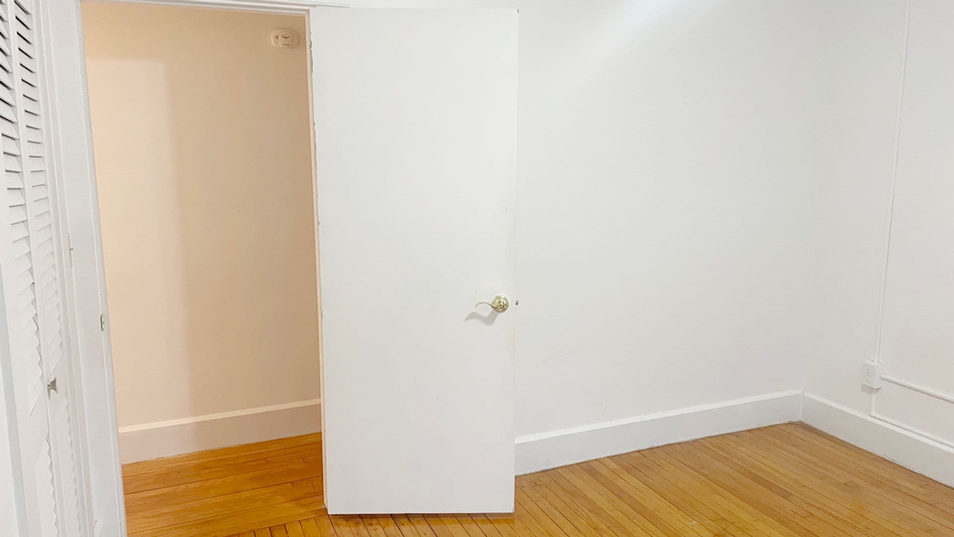 Athol Apartment: 73-75 Wallingford Ave