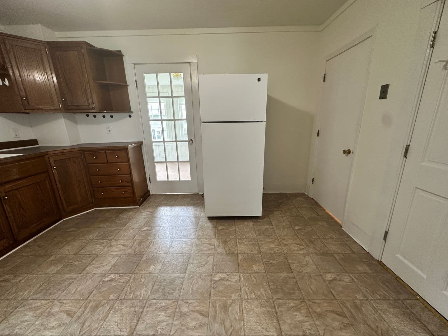 Ashburnham Apartment: 155 Center Street