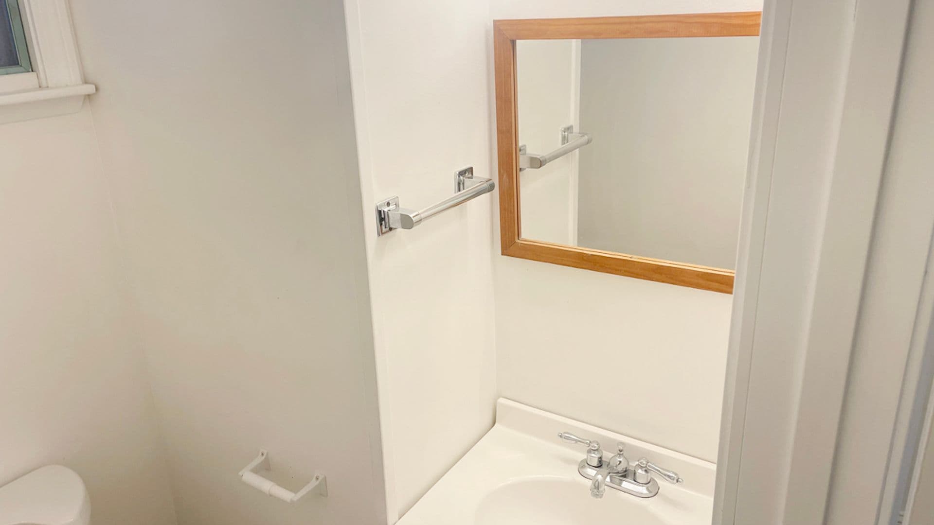Athol Apartment: 73-75 Wallingford Ave