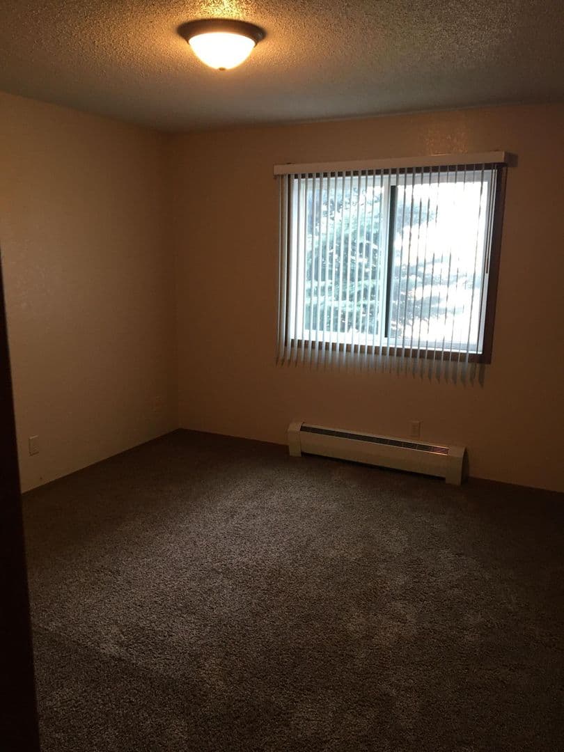 Bismarck Apartment: 1800-1820 East Capitol Ave