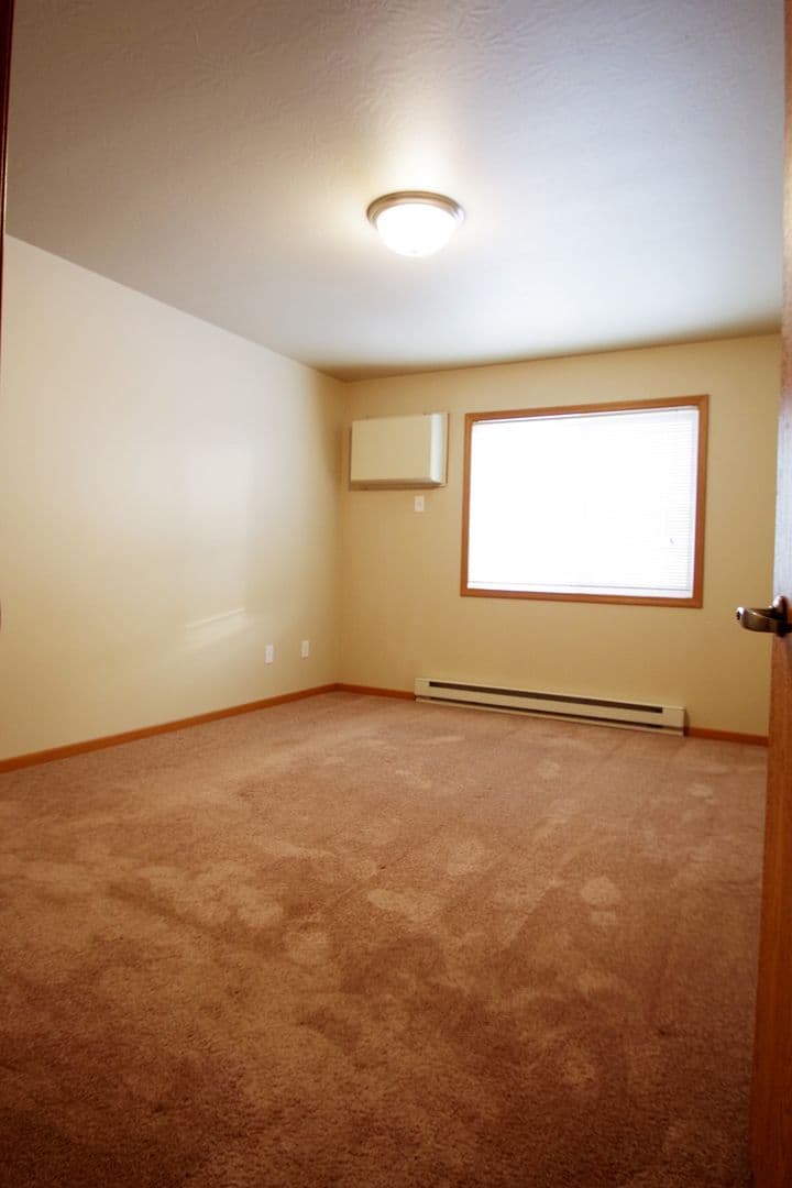 Bismarck Apartment: 1830-1834 East Capitol Ave