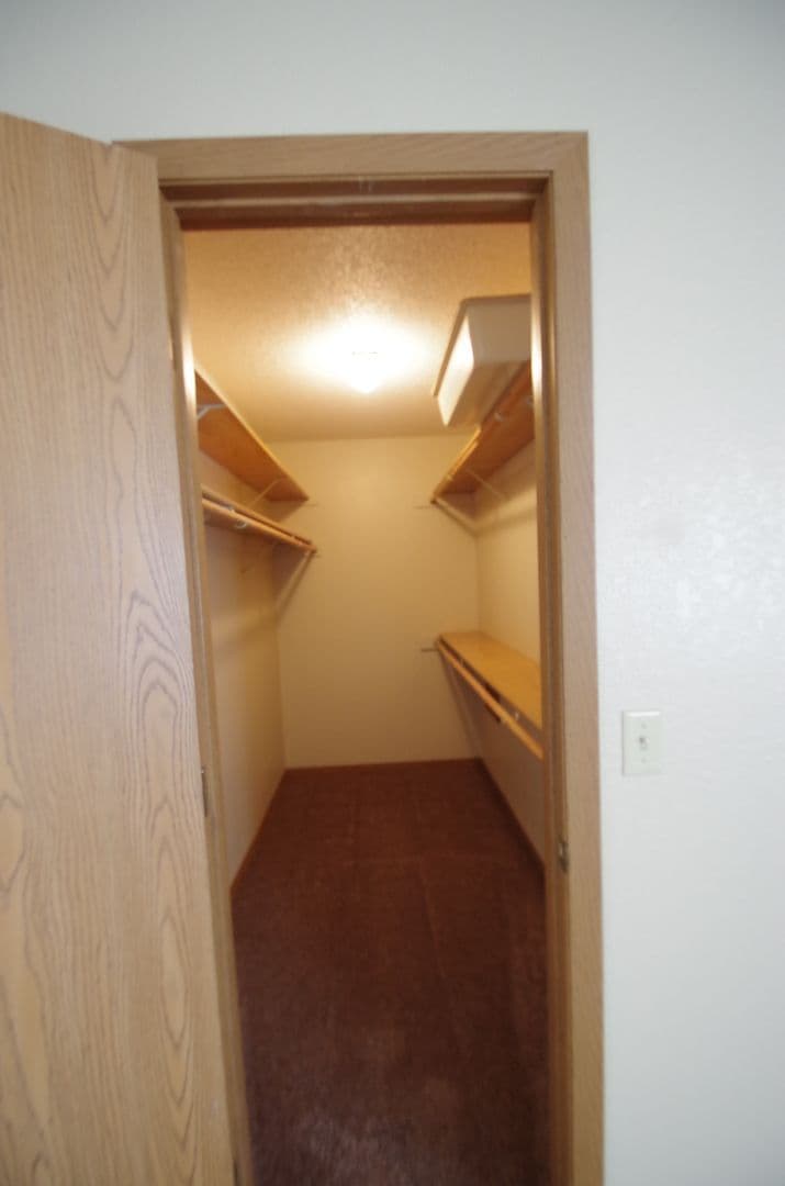 Bismarck Apartment: 1800-1820 East Capitol Ave