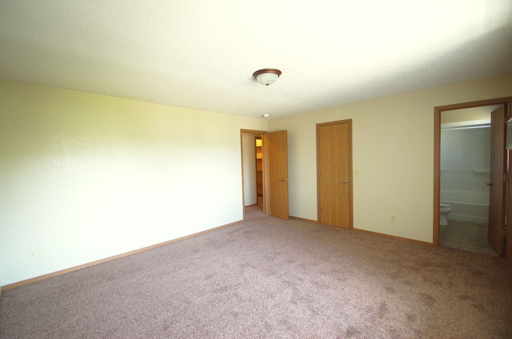 Bismarck Apartment: 1800-1820 East Capitol Ave