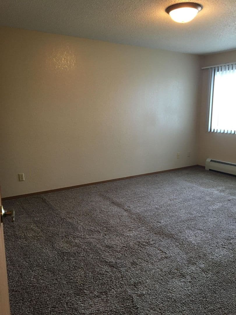 Bismarck Apartment: 1800-1820 East Capitol Ave