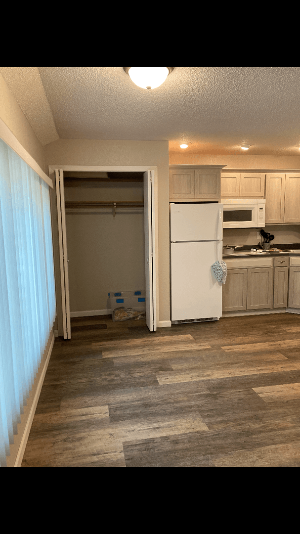 Bismarck Apartment: 1800-1820 East Capitol Ave