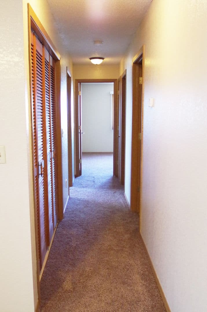 Bismarck Apartment: 1800-1820 East Capitol Ave
