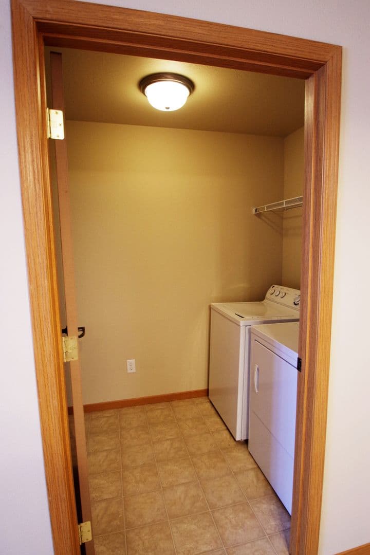 Bismarck Apartment: 1830-1834 East Capitol Ave