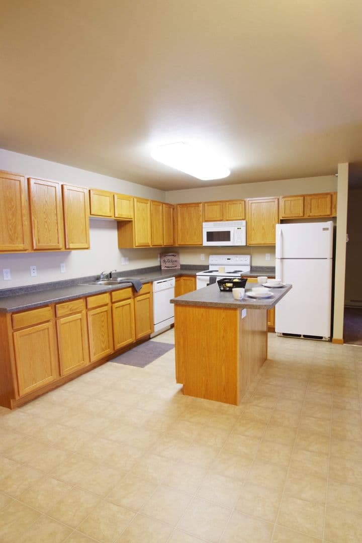Bismarck Apartment: 1830-1834 East Capitol Ave