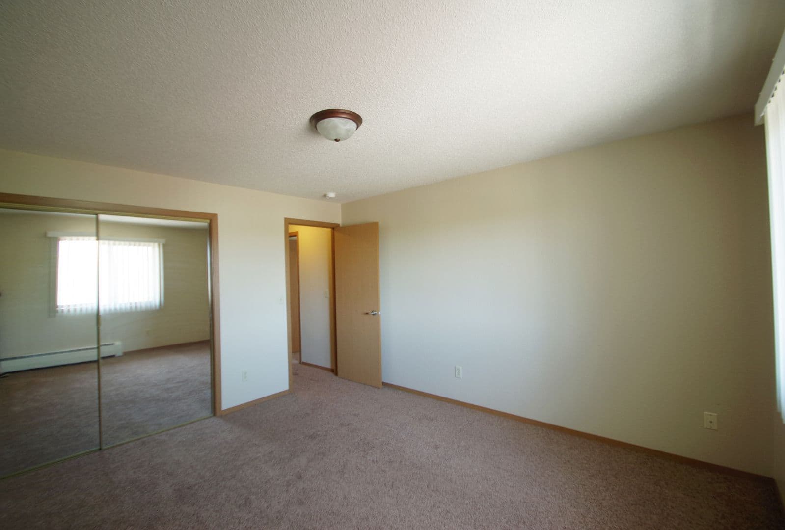 Bismarck Apartment: 1800-1820 East Capitol Ave