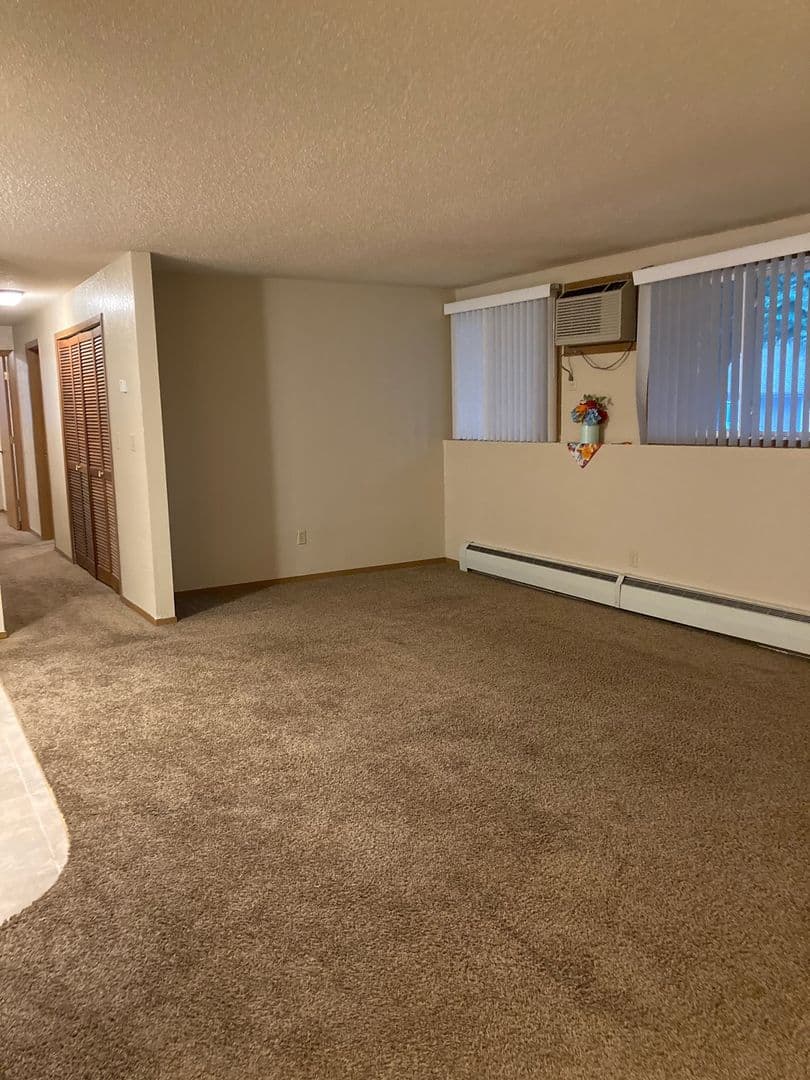 Bismarck Apartment: 1800-1820 East Capitol Ave