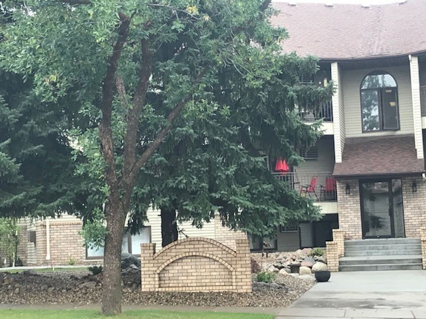 Bismarck Apartment: 1800-1820 East Capitol Ave