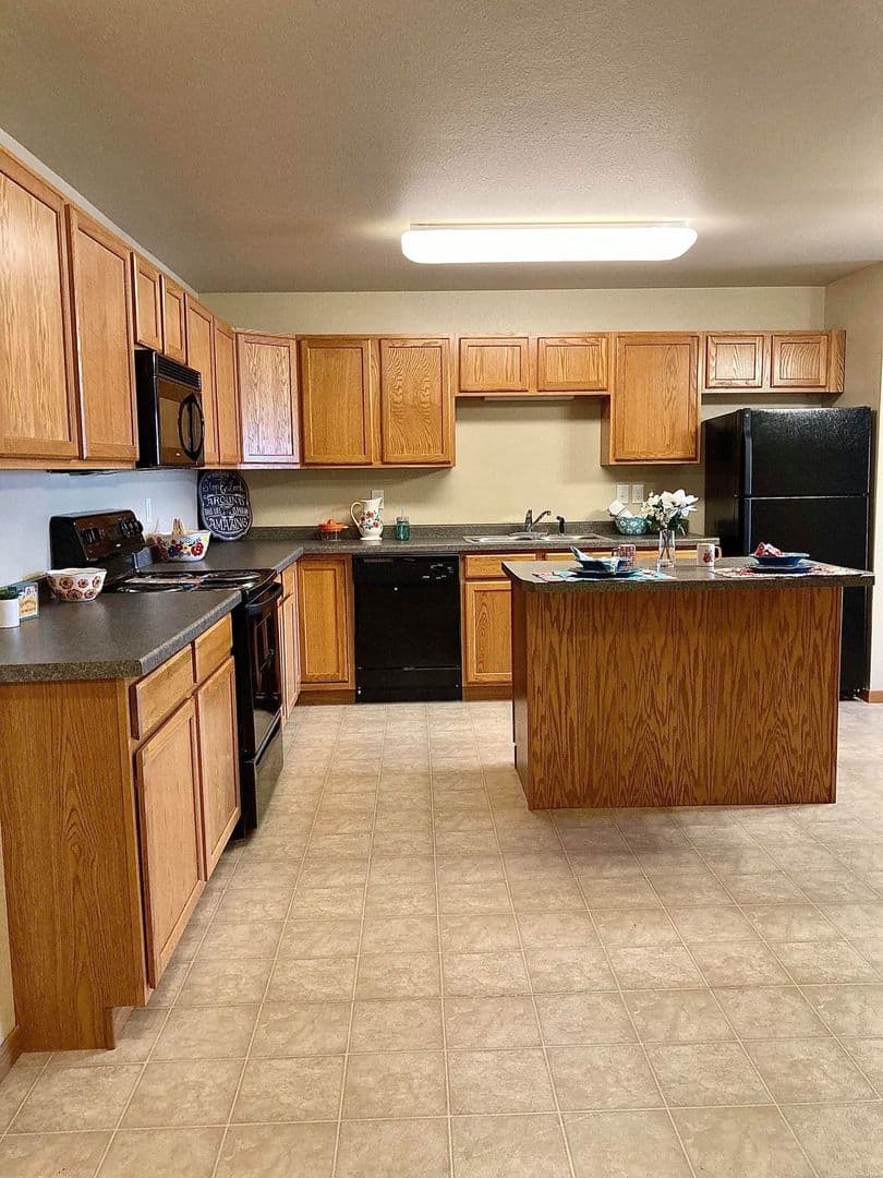 Bismarck Apartment: 940 West Turnpike Ave