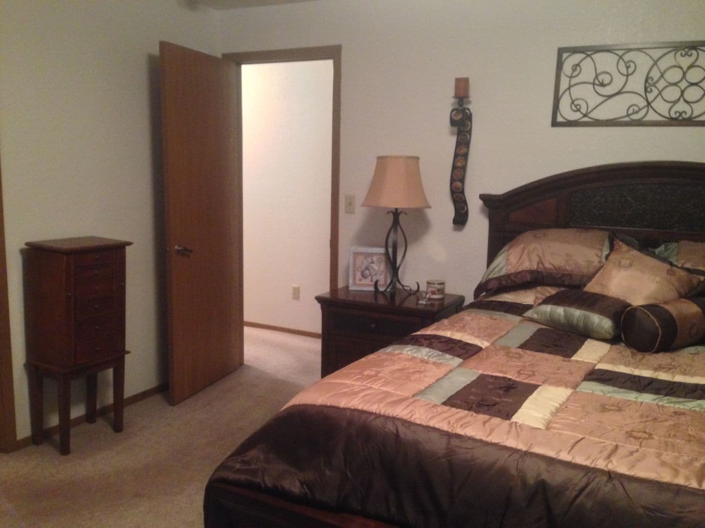 Bismarck Apartment: 1800-1820 East Capitol Ave