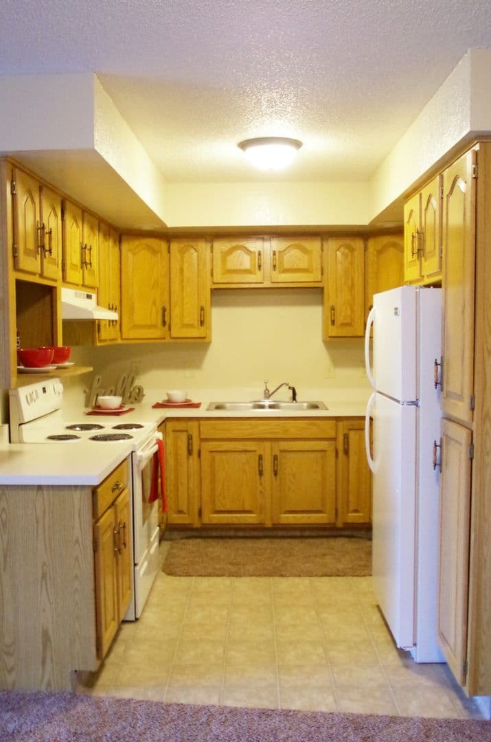 Bismarck Apartment: 1800-1820 East Capitol Ave