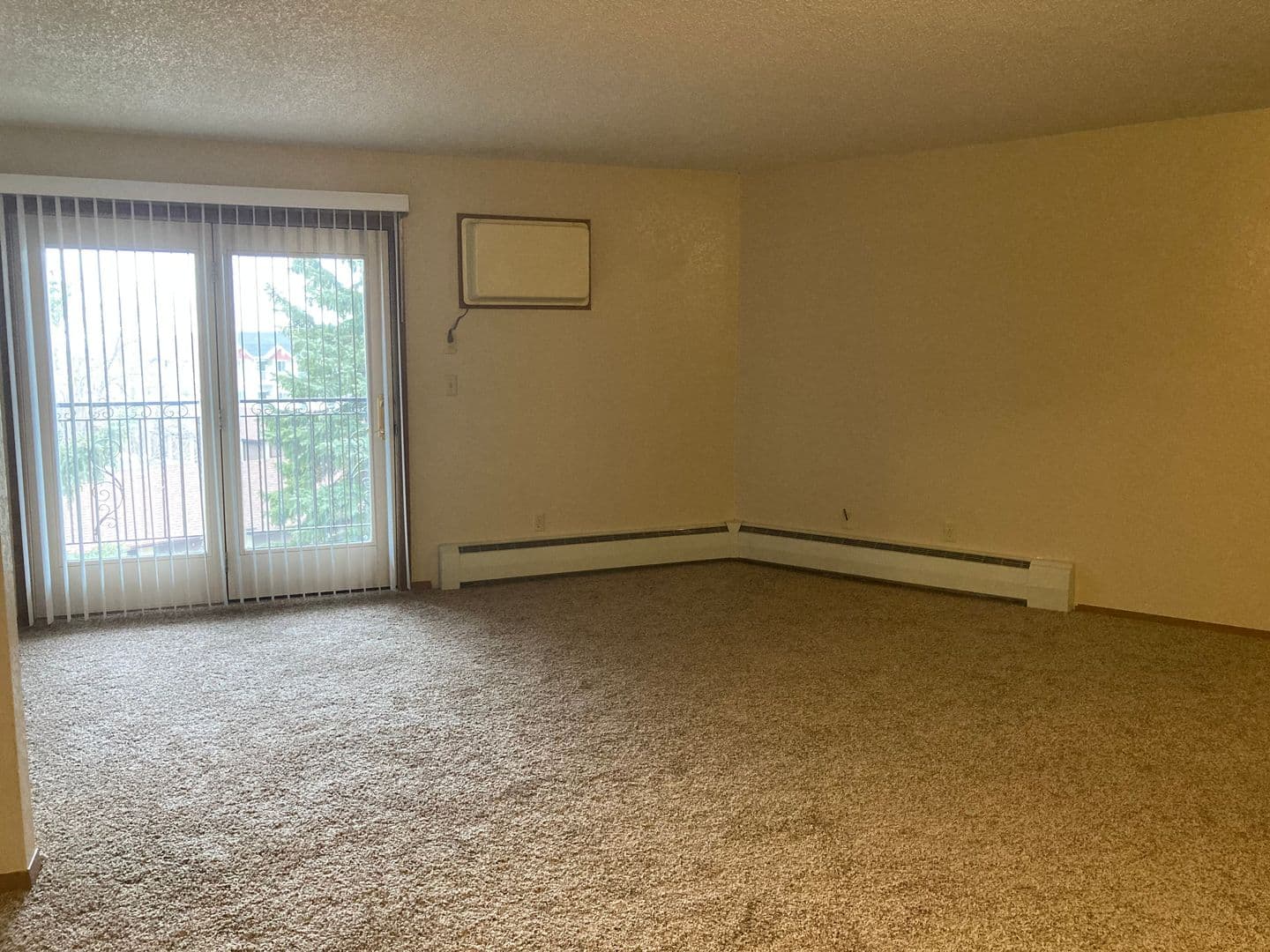 Bismarck Apartment: 1800-1820 East Capitol Ave