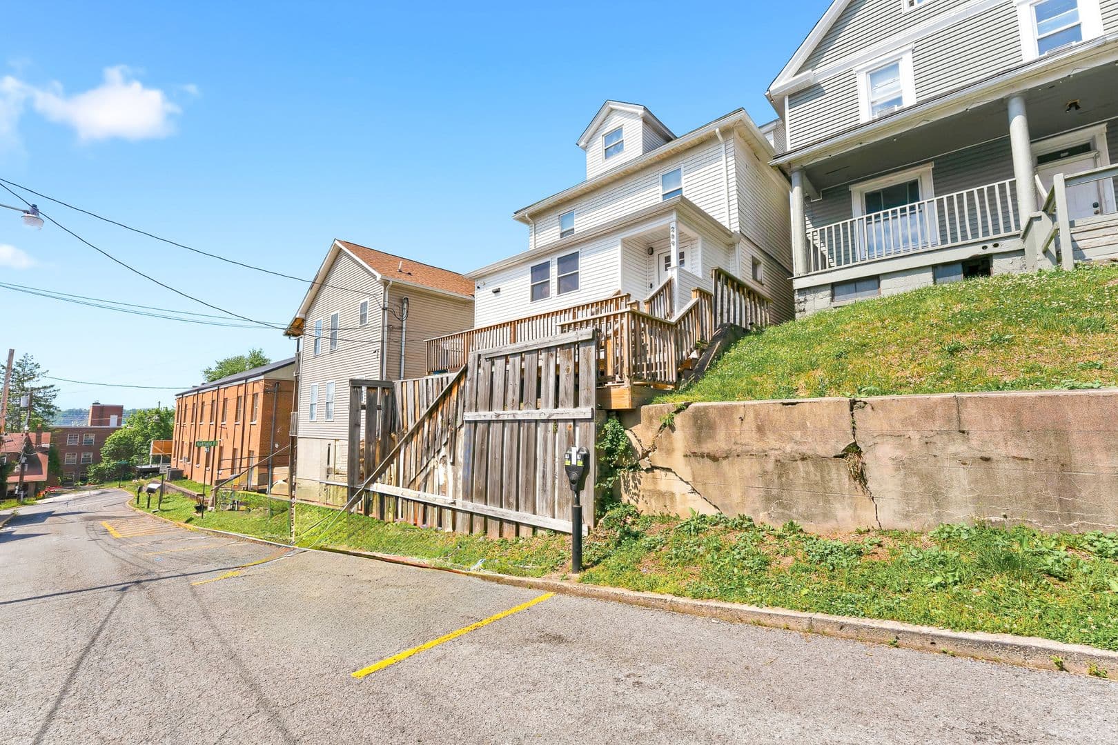 Morgantown House: 289 Wiles St