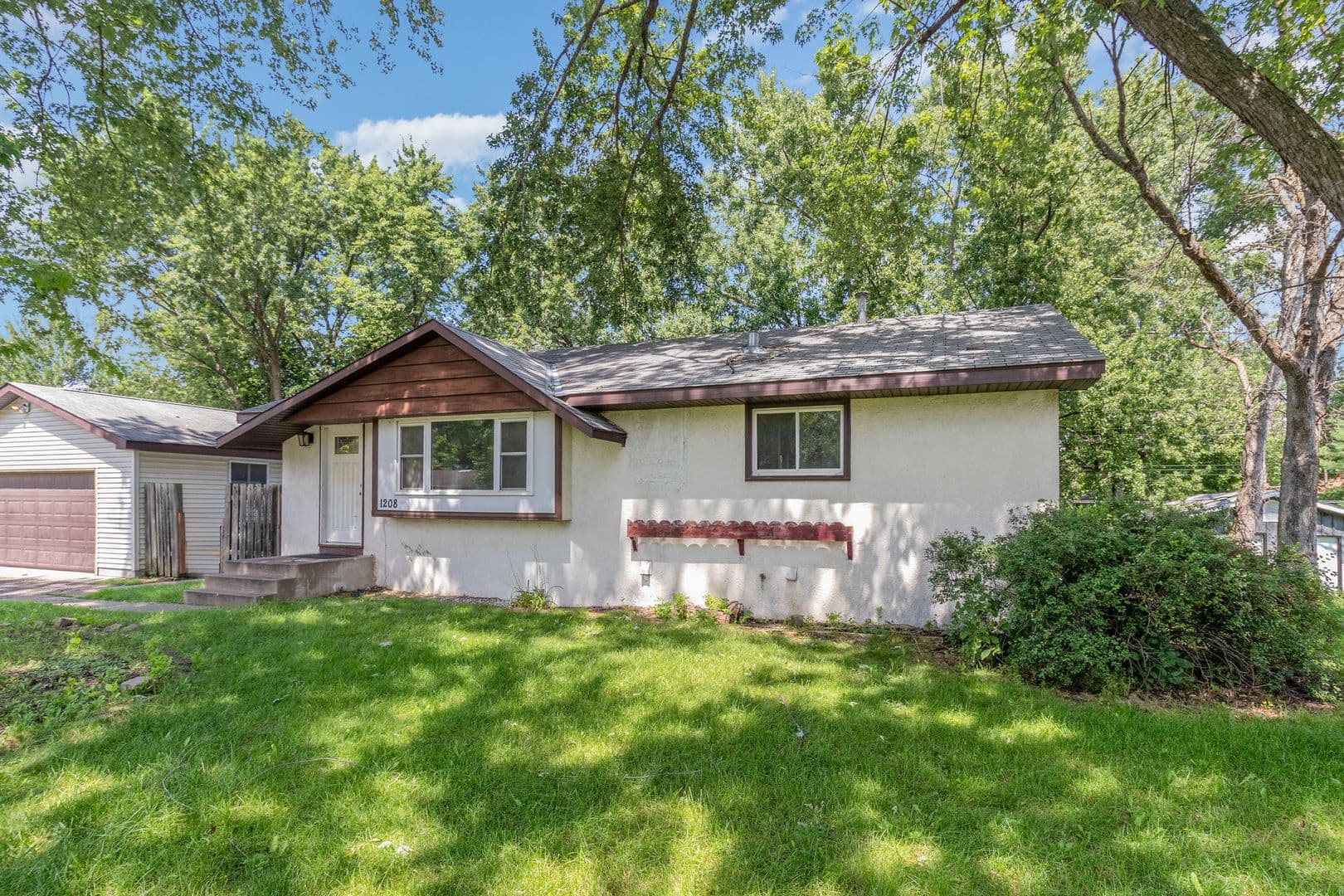 Brooklyn Park House: 1208 82nd Ave N