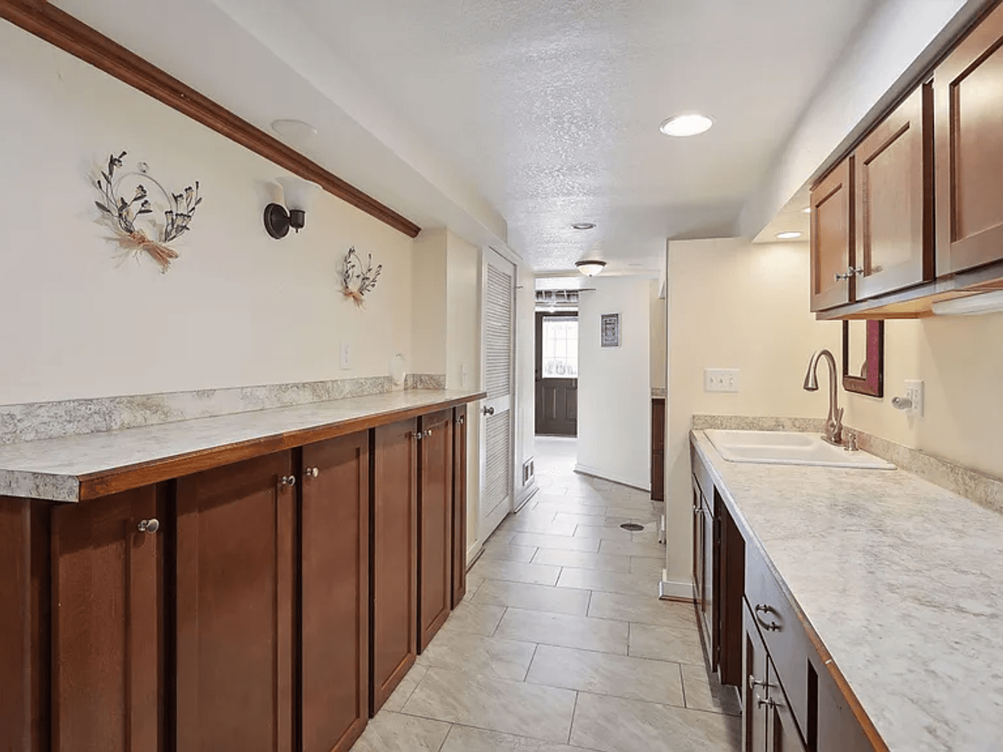 Coon Rapids House: 10012 Cottonwood St NW #1