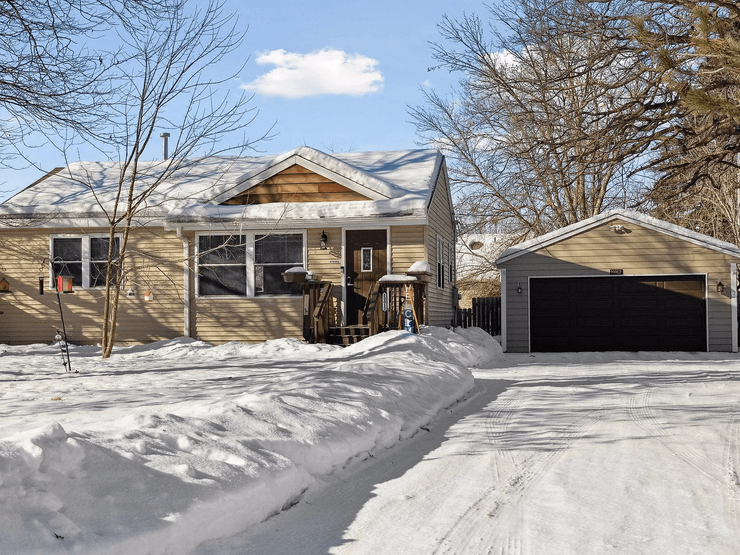 Coon Rapids House: 10012 Cottonwood St NW #1