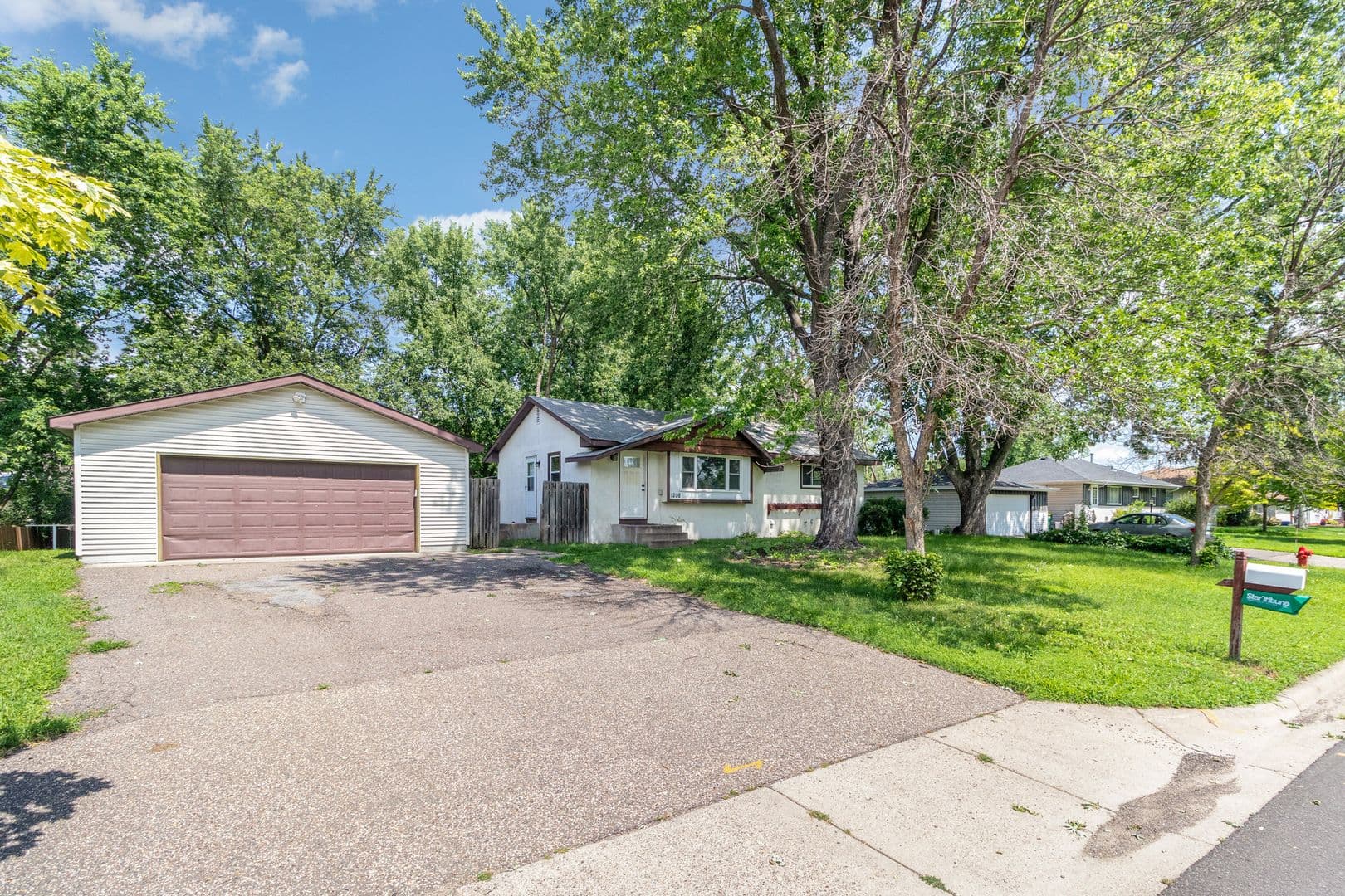 Brooklyn Park House: 1208 82nd Ave N