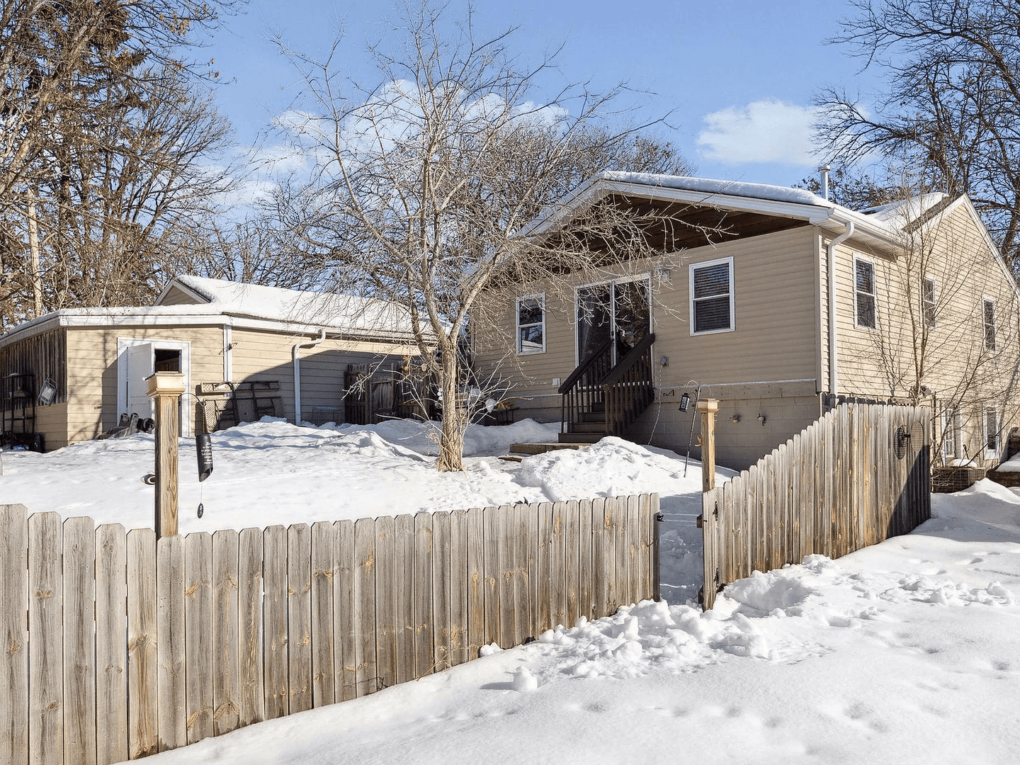 Coon Rapids House: 10012 Cottonwood St NW #1