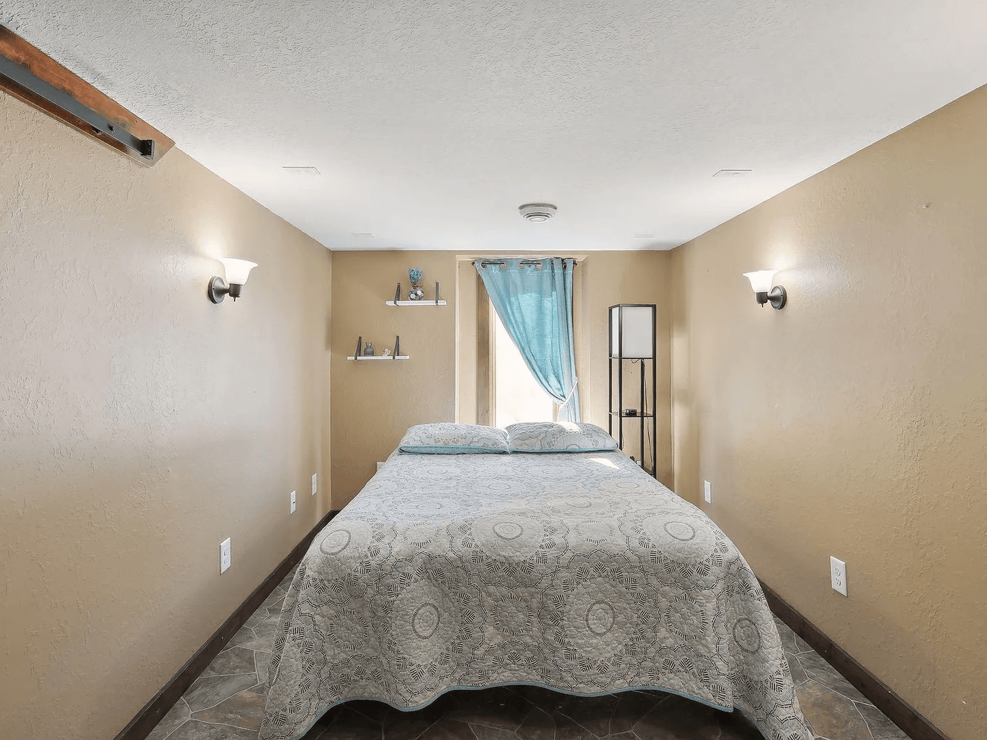 Coon Rapids House: 10012 Cottonwood St NW #1