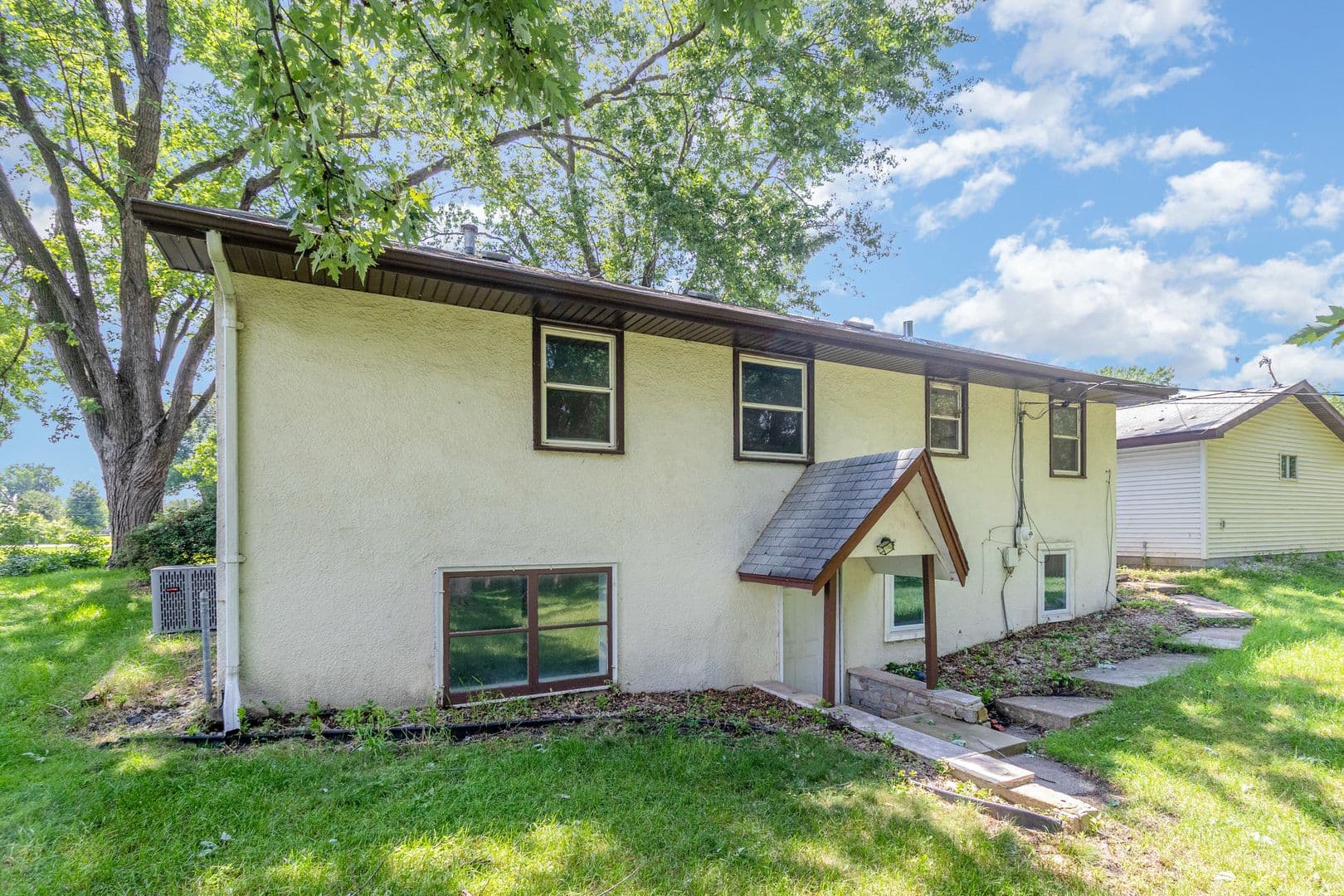 Brooklyn Park House: 1208 82nd Ave N