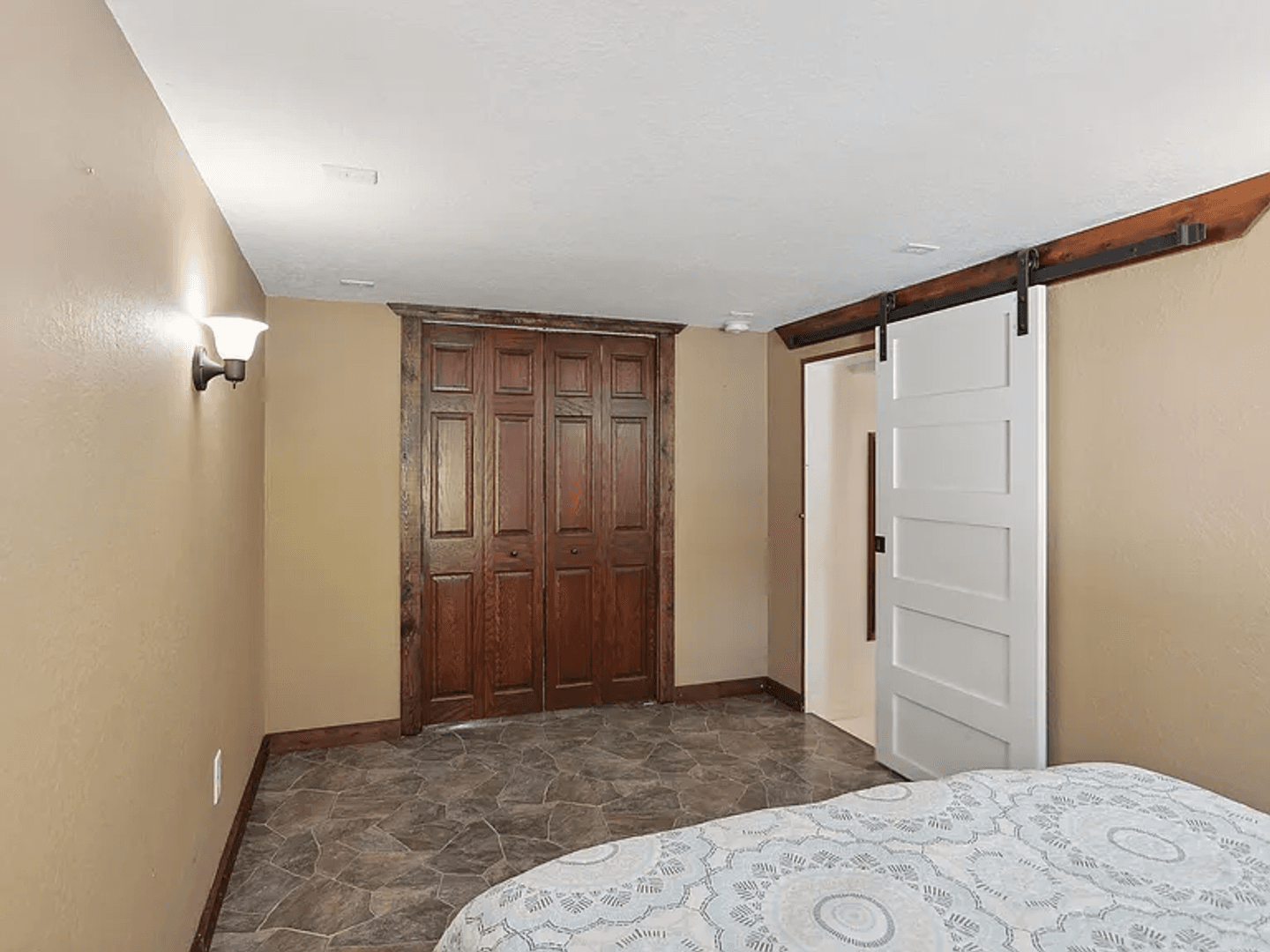 Coon Rapids House: 10012 Cottonwood St NW #1