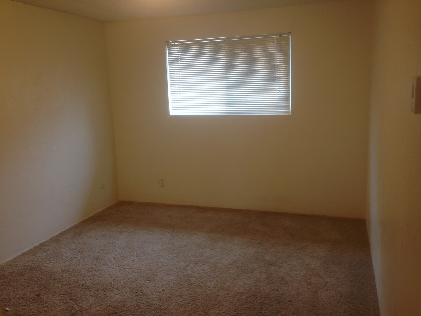 Eugene Apartment: 457 W. 8th Avenue #1-22