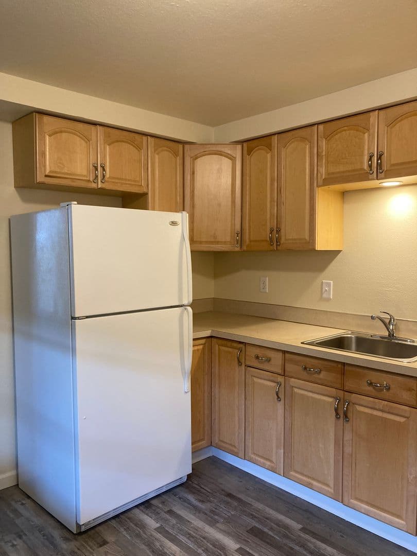 Springfield Apartment: 1190 So. A Street