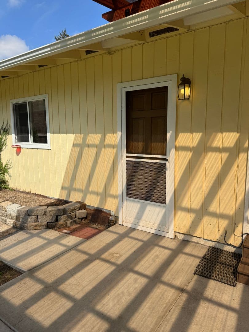 Eugene House: 1270 West Hilliard Lane