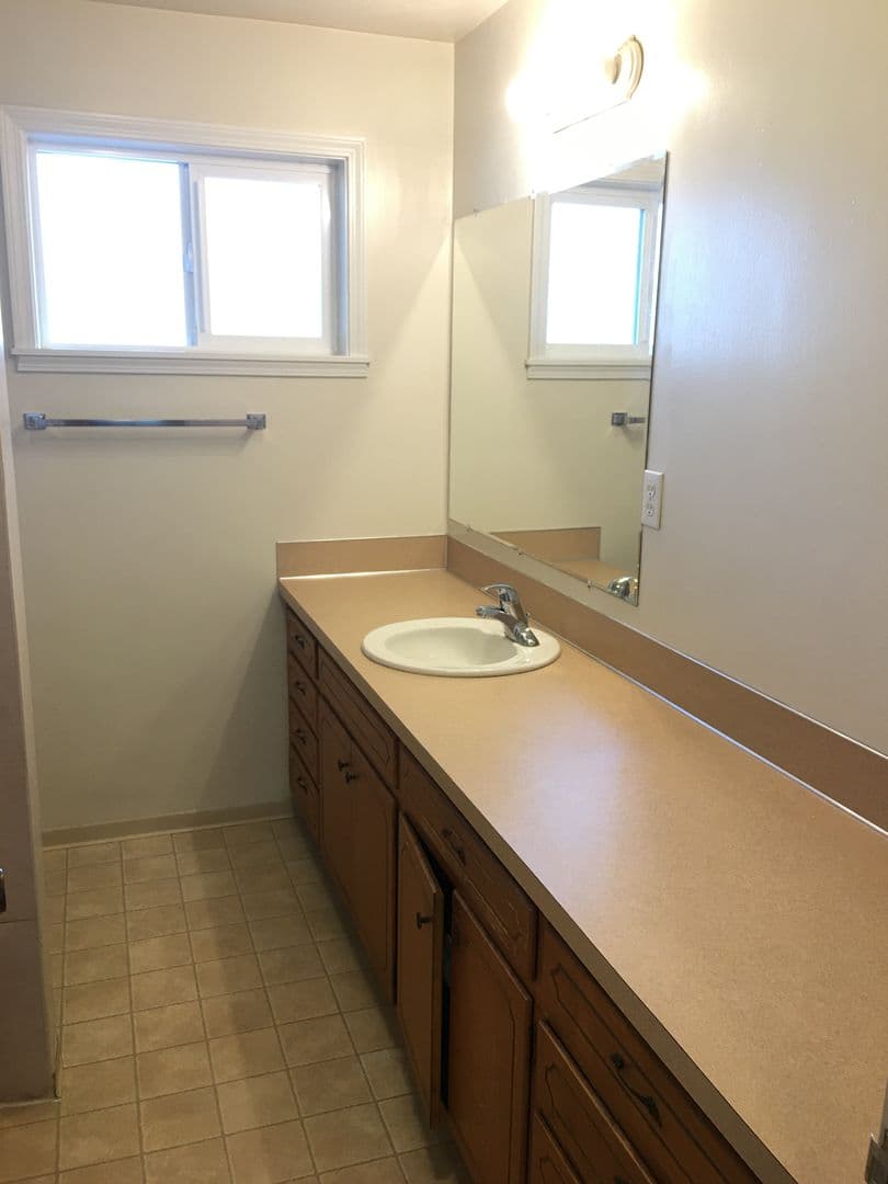Eugene Apartment: 185/195 East 24th Ave