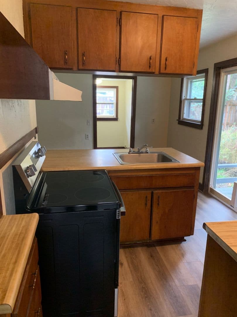 Eugene Apartment: 570/570 1/2/572 W. 10th Ave.