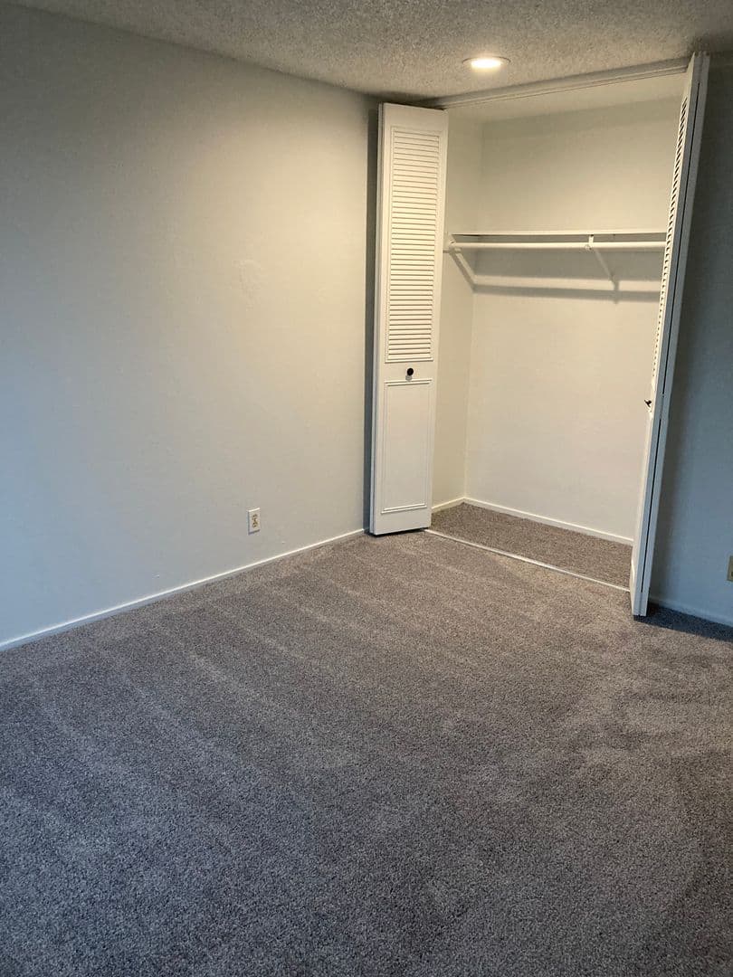 Springfield Apartment: 3210 South E Court