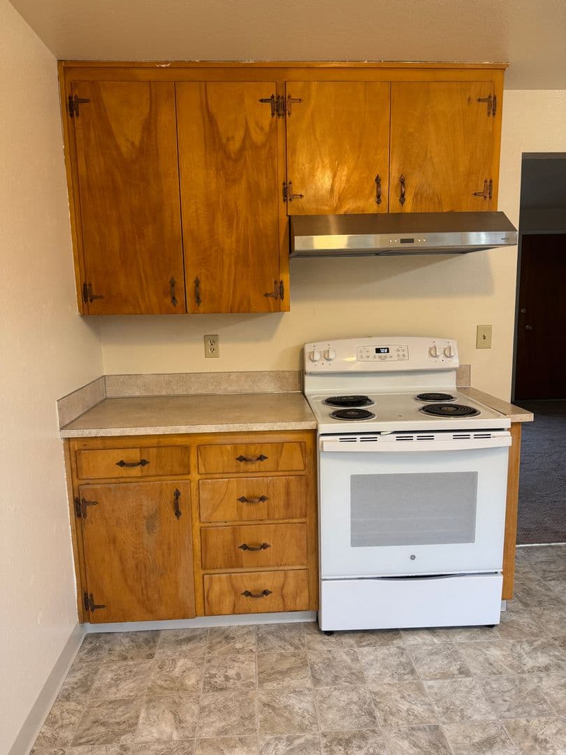 Springfield Apartment: 310 Pioneer Parkway West